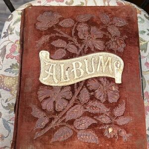 Victorian Antique Velvet Photo Album 1800s Early 1900s Collectible Memorabilia